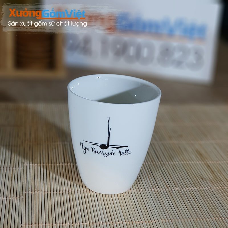 Logo nổi bật trên nền sứ trắng