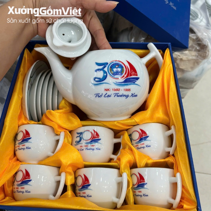 Ấm chén kỷ niệm ngày về trường