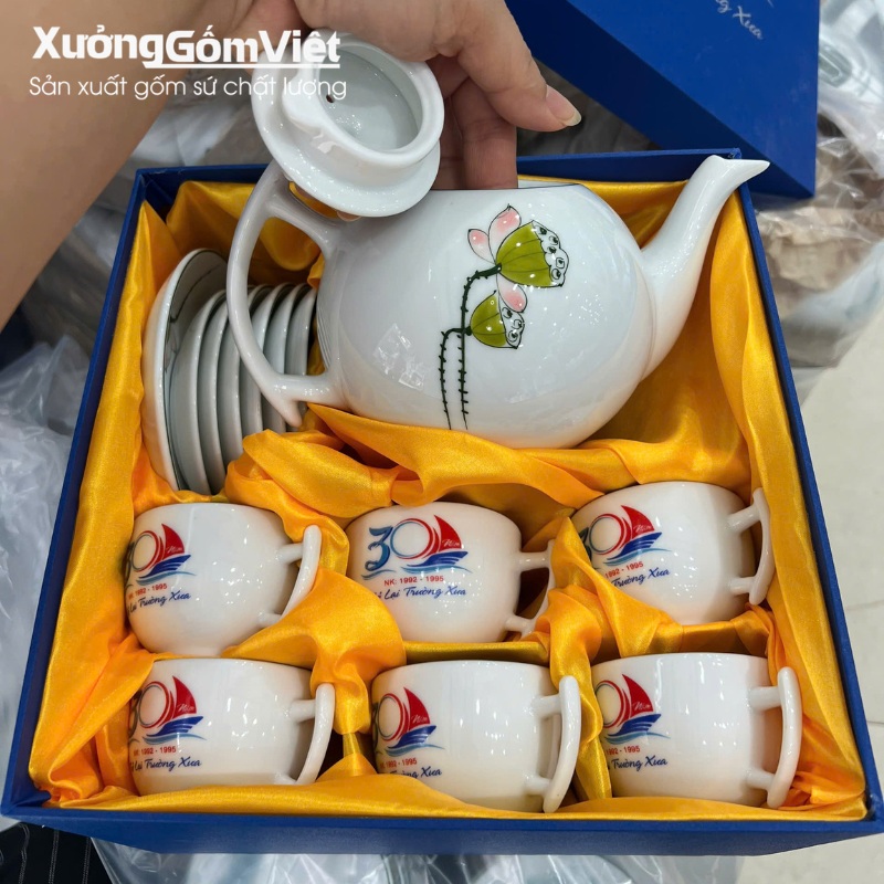 Ấm chén kỷ niệm ngày về trường